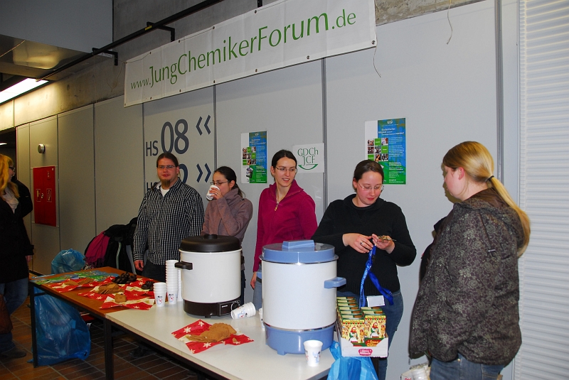 2010-03_28.JPG - Vor dem Hrsaal wartete das JungChemikerForum mit Glhwein und Weihnachtsgebck.